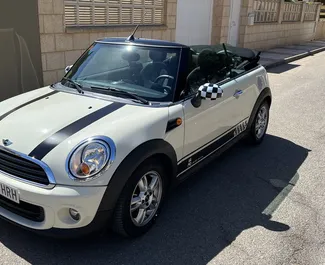 Interieur van Mini Cooper Cabrio te huur in Spanje. Een geweldige auto met 4 zitplaatsen en een Automatisch transmissie.