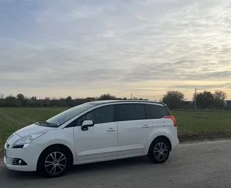 Vooraanzicht van een huurauto Peugeot 5008 Belgrado, Servië ✓ Auto #11186. ✓ Transmissie Automatisch TM ✓ 0 beoordelingen.