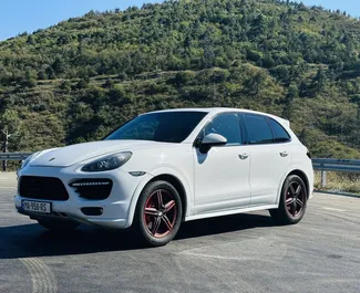 Vooraanzicht van een huurauto Porsche Cayenne in Tbilisi, Georgië ✓ Auto #6291. ✓ Transmissie Automatisch TM ✓ 1 beoordelingen.