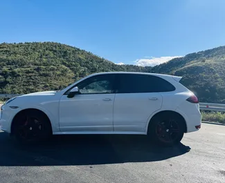 Autohuur Porsche Cayenne 2013 in in Georgië, met Benzine brandstof en 420 pk ➤ Vanaf 320 GEL per dag.