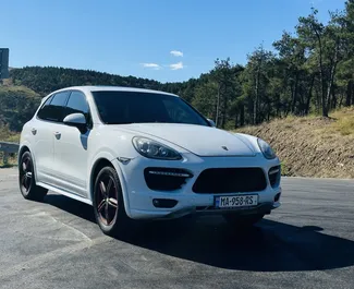 Benzine motor van 4,8L van Porsche Cayenne 2013 te huur in Tbilisi.