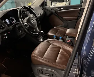 Interieur van Volkswagen Tiguan te huur in Spanje. Een geweldige auto met 5 zitplaatsen en een Automatisch transmissie.