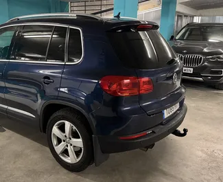 Vooraanzicht van een huurauto Volkswagen Tiguan in Valencia, Spanje ✓ Auto #11034. ✓ Transmissie Automatisch TM ✓ 0 beoordelingen.