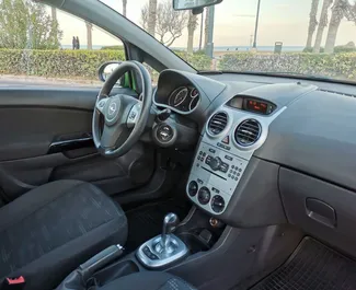 Interieur van Opel Corsa te huur in Spanje. Een geweldige auto met 5 zitplaatsen en een Automatisch transmissie.