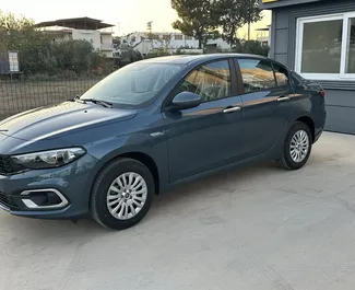 Vooraanzicht van een huurauto Fiat Egea op de luchthaven van Antalya, Turkije ✓ Auto #11121. ✓ Transmissie Handmatig TM ✓ 0 beoordelingen.