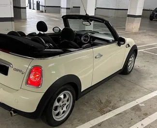 Diesel motor van 2,0L van Mini Cooper Cabrio 2014 te huur in Barcelona.