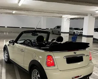 Mini Cooper Cabrio 2014 beschikbaar voor verhuur in Barcelona, met een kilometerlimiet van 250 km/dag.