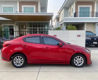 Benzine motor van L van Mazda 2 2019 te huur op luchthaven Bangkok Suvarnabhumi.