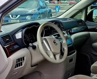 Interieur van Nissan Quest te huur in Georgië. Een geweldige auto met 7 zitplaatsen en een Automatisch transmissie.