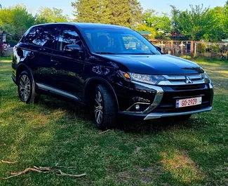 Vooraanzicht van een huurauto Mitsubishi Outlander in Tbilisi, Georgië ✓ Auto #11166. ✓ Transmissie Automatisch TM ✓ 0 beoordelingen.