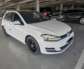 Vooraanzicht van een huurauto Volkswagen Golf 7 in Durrës, Albanië ✓ Auto #11107. ✓ Transmissie Automatisch TM ✓ 0 beoordelingen.