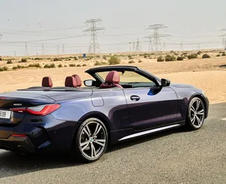 BMW 420i Cabrio 2023 beschikbaar voor verhuur in Dubai, met een kilometerlimiet van 250 km/dag.