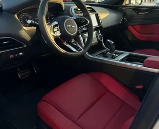 Jaguar XE Long 2024 beschikbaar voor verhuur in Dubai, met een kilometerlimiet van 250 km/dag.