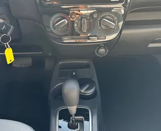 Interieur van Mitsubishi Attrage te huur in de VAE. Een geweldige auto met 5 zitplaatsen en een Automatisch transmissie.