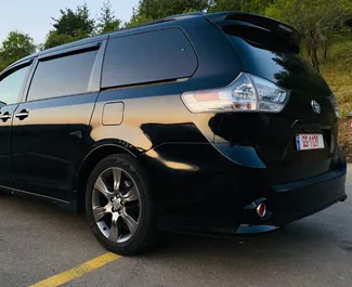 Benzine motor van 3,5L van Toyota Sienna 2016 te huur in Tbilisi.