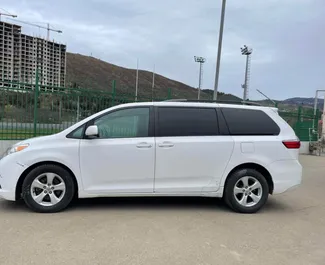 Benzine motor van 3,5L van Toyota Sienna 2015 te huur in Tbilisi.