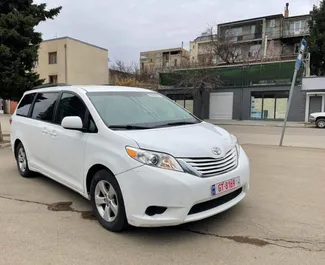 Vooraanzicht van een huurauto Toyota Sienna in Tbilisi, Georgië ✓ Auto #11163. ✓ Transmissie Automatisch TM ✓ 0 beoordelingen.