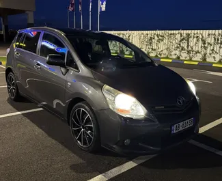 Vooraanzicht van een huurauto Toyota Verso in Durrës, Albanië ✓ Auto #11476. ✓ Transmissie Handmatig TM ✓ 0 beoordelingen.