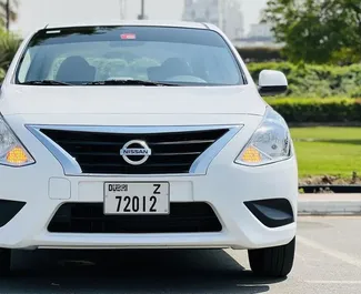 Vooraanzicht van een huurauto Nissan Sunny in Dubai, Verenigde Arabische Emiraten ✓ Auto #11445. ✓ Transmissie Automatisch TM ✓ 0 beoordelingen.