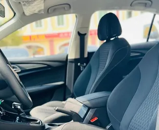 MG 5 2023 beschikbaar voor verhuur in Dubai, met een kilometerlimiet van onbeperkt.