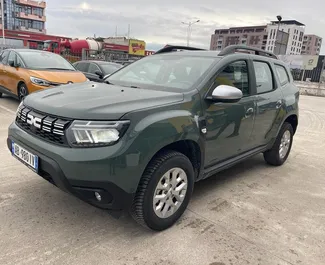 Vooraanzicht van een huurauto Dacia Duster op de luchthaven van Tirana, Albanië ✓ Auto #11505. ✓ Transmissie Handmatig TM ✓ 0 beoordelingen.