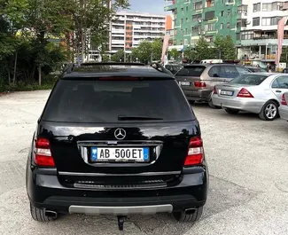 Vooraanzicht van een huurauto Mercedes-Benz ML350 in Tirana, Albanië ✓ Auto #11393. ✓ Transmissie Automatisch TM ✓ 0 beoordelingen.