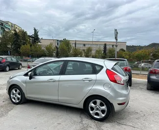 Verhuur Ford Fiesta. Economy Auto te huur in Albanië ✓ Borg van Zonder Borg ✓ Verzekeringsmogelijkheden TPL, CDW, Diefstal, Buitenland.