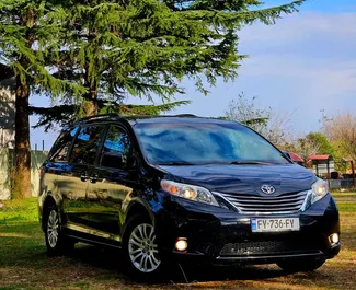 Vooraanzicht van een huurauto Toyota Sienna in Koetaisi, Georgië ✓ Auto #9791. ✓ Transmissie Automatisch TM ✓ 0 beoordelingen.