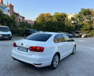 Vooraanzicht van een huurauto Volkswagen Jetta in Tirana, Albanië ✓ Auto #11386. ✓ Transmissie Automatisch TM ✓ 0 beoordelingen.