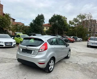 Vooraanzicht van een huurauto Ford Fiesta in Tirana, Albanië ✓ Auto #11385. ✓ Transmissie Automatisch TM ✓ 0 beoordelingen.