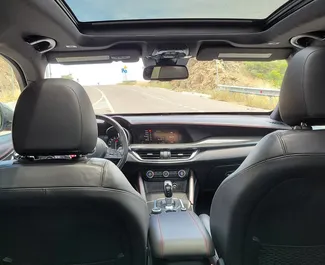 Interieur van Alfa Romeo Stelvio Quadrifoglio te huur in Georgië. Een geweldige auto met 5 zitplaatsen en een Automatisch transmissie.