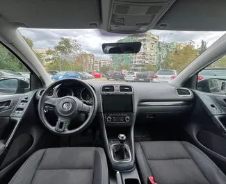 Vooraanzicht van een huurauto Volkswagen Golf 6 in Tirana, Albanië ✓ Auto #11391. ✓ Transmissie Handmatig TM ✓ 0 beoordelingen.