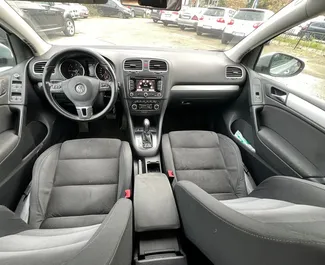 Vooraanzicht van een huurauto Volkswagen Golf 6 in Tirana, Albanië ✓ Auto #11390. ✓ Transmissie Automatisch TM ✓ 0 beoordelingen.