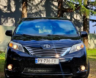 Vooraanzicht van een huurauto Toyota Sienna in Tbilisi, Georgië ✓ Auto #11164. ✓ Transmissie Automatisch TM ✓ 0 beoordelingen.