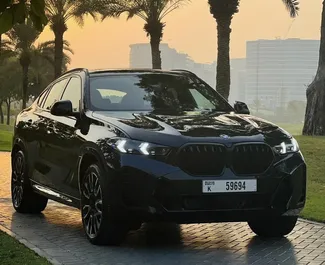 Benzine motor van L van BMW X6 2024 te huur op de internationale luchthaven van Dubai.