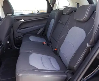 Benzine motor van 4,0L van Chevrolet Captiva 2023 te huur in Dubai.