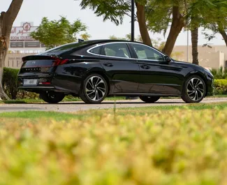 Benzine motor van 4,0L van Hyundai Sonata 2023 te huur in Dubai.