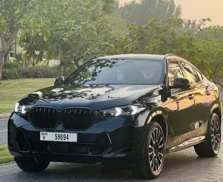 BMW X6 2024 beschikbaar voor verhuur op de internationale luchthaven van Dubai, met een kilometerlimiet van 200 km/dag.