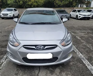 Vooraanzicht van een huurauto Hyundai Accent Blue in Durrës, Albanië ✓ Auto #11534. ✓ Transmissie Automatisch TM ✓ 0 beoordelingen.