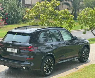 BMW X5 2024 beschikbaar voor verhuur op de internationale luchthaven van Dubai, met een kilometerlimiet van 200 km/dag.