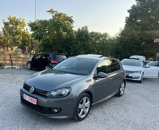 Vooraanzicht van een huurauto Volkswagen Golf 5 in Tirana, Albanië ✓ Auto #11392. ✓ Transmissie Automatisch TM ✓ 0 beoordelingen.