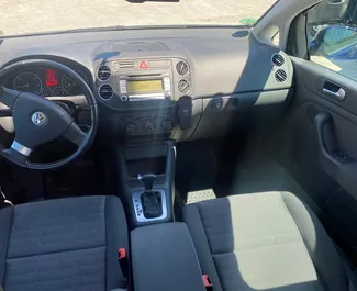 Vooraanzicht van een huurauto Volkswagen Golf Plus in Tirana, Albanië ✓ Auto #11388. ✓ Transmissie Automatisch TM ✓ 0 beoordelingen.