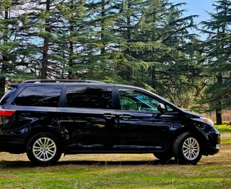 Interieur van Toyota Sienna te huur in Georgië. Een geweldige auto met 7 zitplaatsen en een Automatisch transmissie.