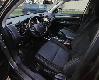 Interieur van Mitsubishi Outlander Xl te huur in Georgië. Een geweldige auto met 7 zitplaatsen en een Automatisch transmissie.