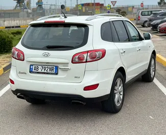 Vooraanzicht van een huurauto Hyundai Santa Fe in Durrës, Albanië ✓ Auto #11528. ✓ Transmissie Automatisch TM ✓ 0 beoordelingen.