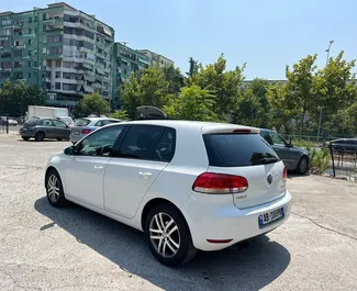 Vooraanzicht van een huurauto Volkswagen Golf 6 in Tirana, Albanië ✓ Auto #11387. ✓ Transmissie Automatisch TM ✓ 0 beoordelingen.