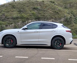 Interieur van Alfa Romeo Stelvio Quadrifoglio te huur in Georgië. Een geweldige auto met 5 zitplaatsen en een Automatisch transmissie.