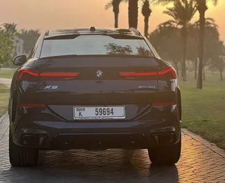 Vooraanzicht van een huurauto BMW X6 op de internationale luchthaven van Dubai, Verenigde Arabische Emiraten ✓ Auto #11562. ✓ Transmissie Automatisch TM ✓ 0 beoordelingen.