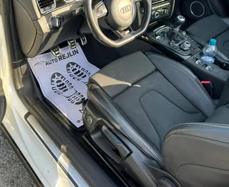 Diesel motor van 2,0L van Audi A5 Cabrio 2016 te huur op de luchthaven van Tirana.