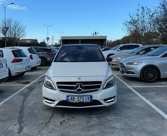 Vooraanzicht van een huurauto Mercedes-Benz B-Class op de luchthaven van Tirana, Albanië ✓ Auto #11588. ✓ Transmissie Automatisch TM ✓ 0 beoordelingen.